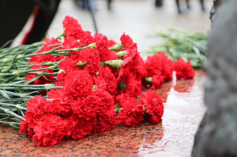 Церемония возложения цветов к памятнику погибших воинов.